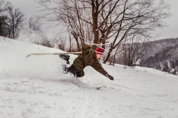 Skianfänger stürzt — Stockfoto