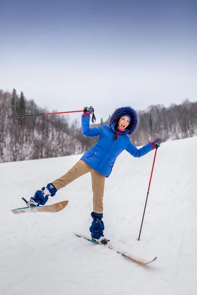 Sorridente jovem mulher iniciante esquiador no inverno — Fotografia de Stock