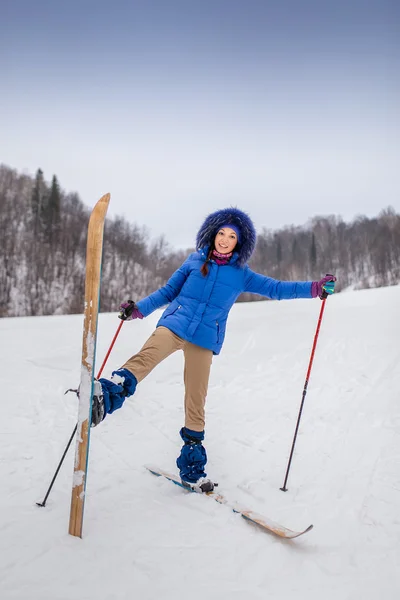 Sorridente jovem mulher iniciante esquiador no inverno — Fotografia de Stock