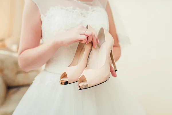Невеста с бежевыми свадебными туфлями — стоковое фото