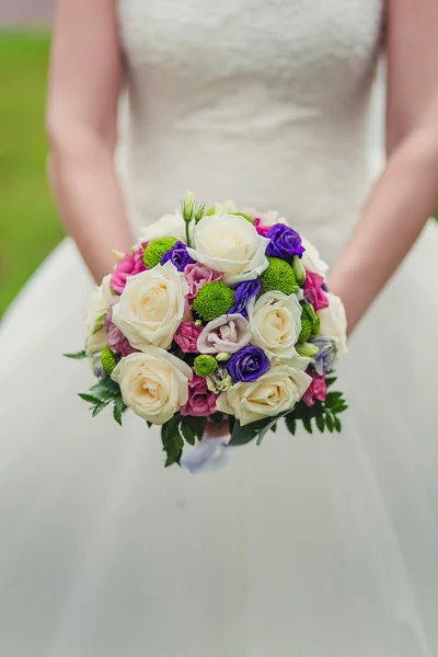 Νύφη κρατώντας χρώμα γαμήλιας ανθοδέσμης των λουλουδιών — Φωτογραφία Αρχείου