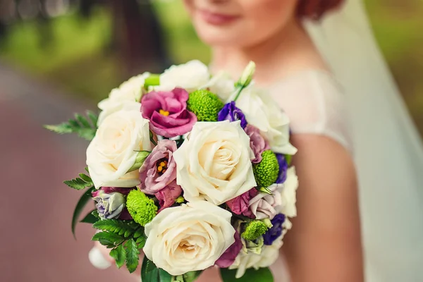 Novia celebración de color ramo de flores de la boda — Foto de Stock