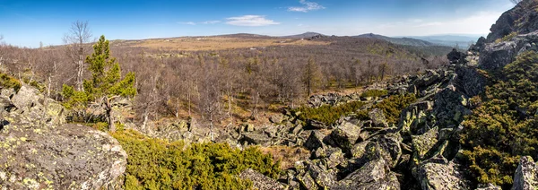 Весняні панорамні пагорби з розсіюванням каменю — стокове фото