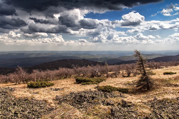 Jarní panorama hor dramatické světlem — Stock fotografie