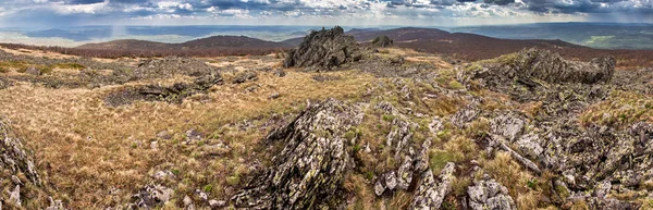 Весняні панорамні пагорби з розсіюванням каменю — стокове фото