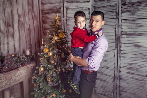 Père et le fils dans la nouvelle année intérieure — Photo