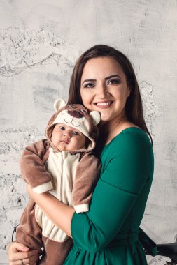 Genç anne ile 3 aylık bebeğini vakit