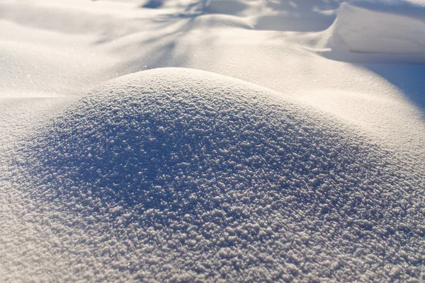 Texture du monticule de neige. Au soleil, des flocons de neige brillent — Photo