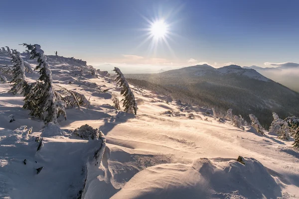 Nascer do sol de inverno colorido nas montanhas — Fotografia de Stock