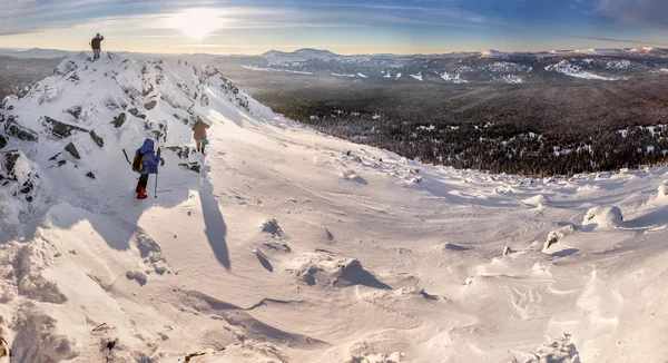 Touristengruppe im Winter auf dem Gipfel des Berges — Stockfoto