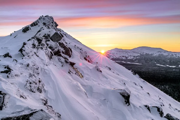 Farbenfroher Wintersonnenaufgang in den Bergen — Stockfoto