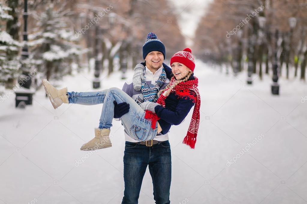 Jovem em roupas de inverno joga xadrez sentado nas