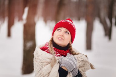 Kış orman genç kadın bir battaniye ile örtülü