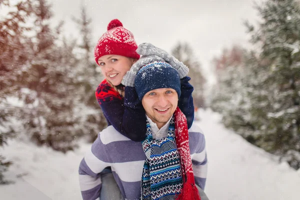 Felice in amore coppia sorridente e abbraccio in inverno parco — Foto Stock