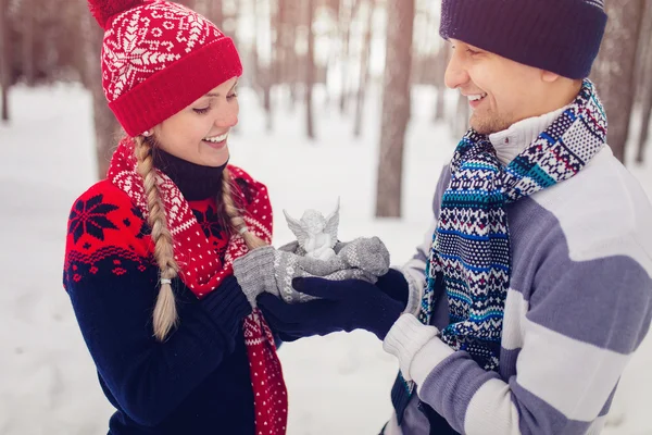 Par i kärlek håller i händerna vit ängel leksaken — Stockfoto