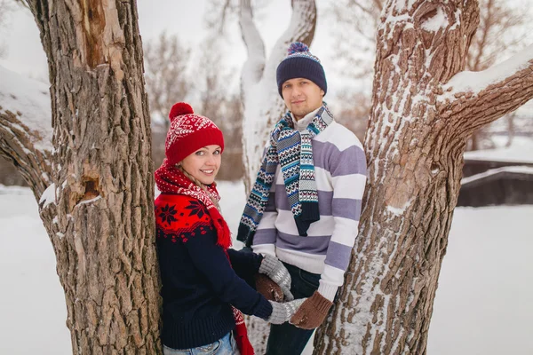 Ungt par i Stickade kläder i Vinterparken. Vinter kärlek sto — Stockfoto