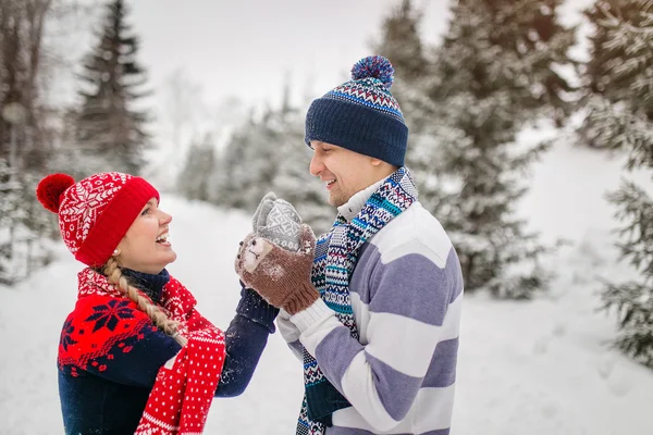 Coppia felice divertirsi all'aperto nel parco invernale — Foto Stock