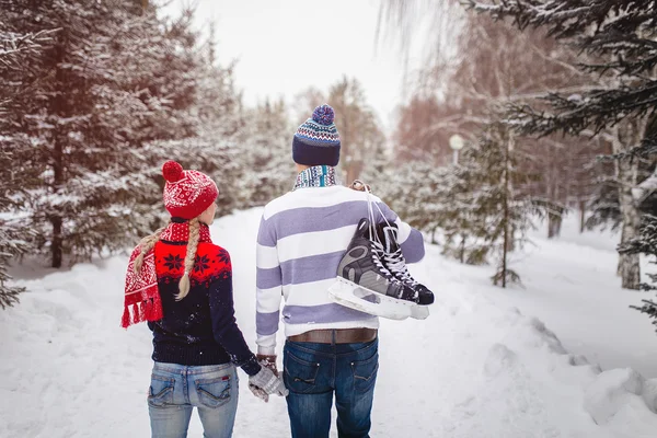 Bella coppia che cammina in un appuntamento in un parco invernale. Sul retro di — Foto Stock