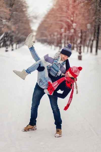 Amantes homem e mulher se divertindo e jogando no inverno Park — Fotografia de Stock