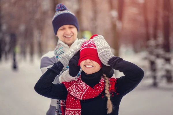 Amantes homem e mulher se divertindo e jogando no inverno Park — Fotografia de Stock