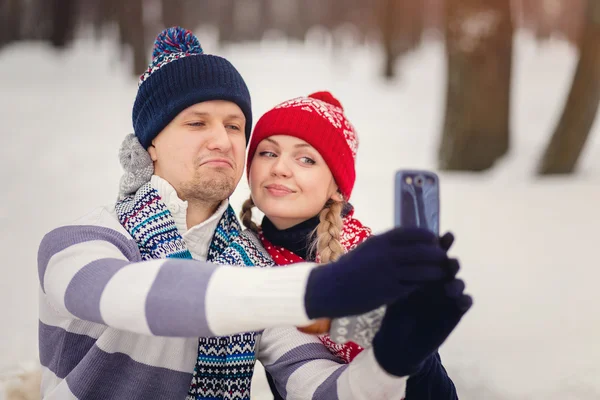 Ζευγάρι στην αγάπη κάνει μια εικόνα ενός selfie στο πάρκο χειμώνα για την ημέρα του Αγίου Βαλεντίνου. — Φωτογραφία Αρχείου