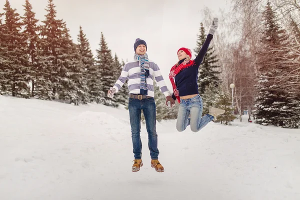 Mört par i kärlek hoppa och ha roligt i vinter utomhu — Stockfoto