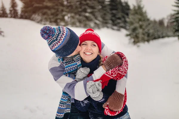 Felice giovane coppia a Winter Park divertirsi. Famiglia all'aperto. Io... — Foto Stock