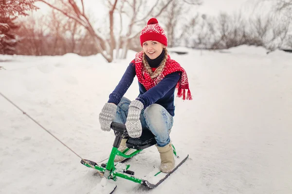 Jovem feliz montando motos de neve na colina de neve de inverno — Fotografia de Stock
