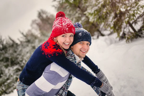 Inverno, moda, concetto di coppia - uomo e donna sorridenti in cappelli — Foto Stock