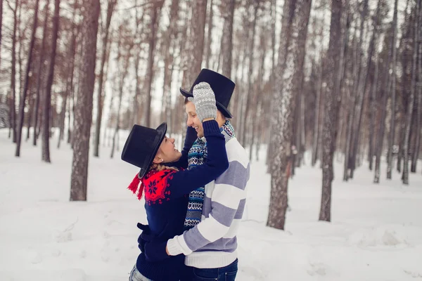 Happy Young Couple em Winter Park se divertindo. Família Vestida em — Fotografia de Stock