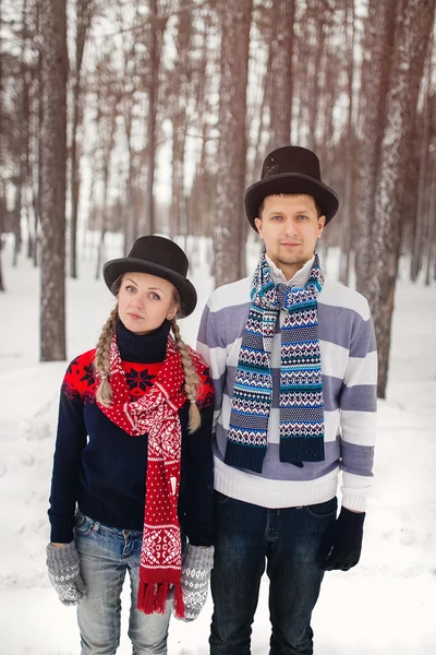 Happy νεαρό ζευγάρι στο χειμερινό πάρκο διασκεδάζοντας. Οικογένεια της ντυμένοι με — Φωτογραφία Αρχείου