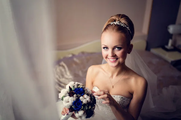 Novia sonriente con ramo de bodas en casa — Foto de Stock