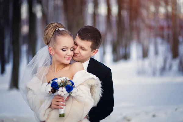 Casamento noiva e noivo beijando e amando casal terno com b — Fotografia de Stock