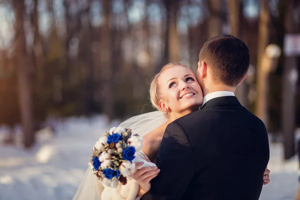 Matrimonio invernale. Bella giovane coppia nel bosco . — Foto Stock