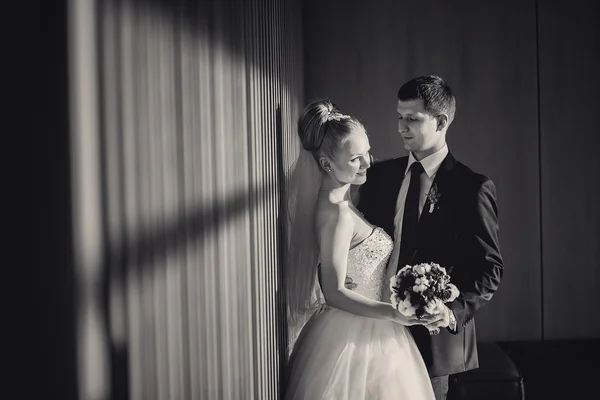 Novia y novio en el interior moderno en blanco y negro —  Fotos de Stock
