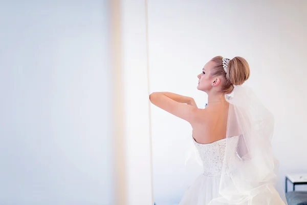 Hermosa novia rubia en un interior de boda blanco con espacio de copia —  Fotos de Stock