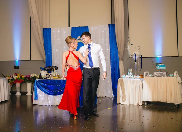 肖像的快乐年轻夫妇舞蹈探戈在婚礼宴会上 — 图库照片