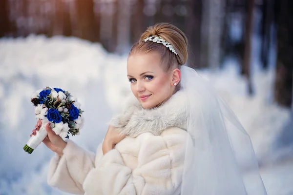 Красива наречена в зимовому лісі. Яскраве зимове весілля фото — стокове фото
