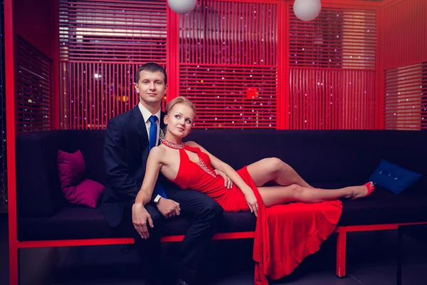 夫妇在一个豪华的红色内饰的爱情 — 图库照片