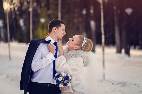 Boda europea pareja de invierno al aire libre — Foto de Stock