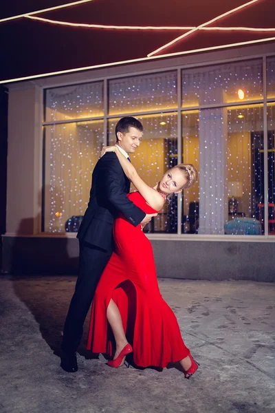 Casal jovem dançando tango ao ar livre — Fotografia de Stock