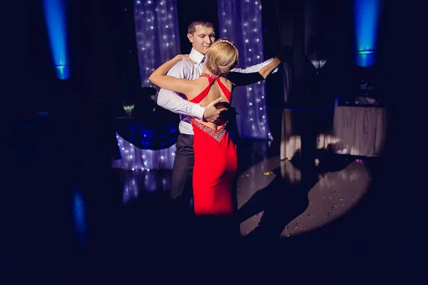 Un hombre y una mujer bailando tango argentino — Foto de Stock