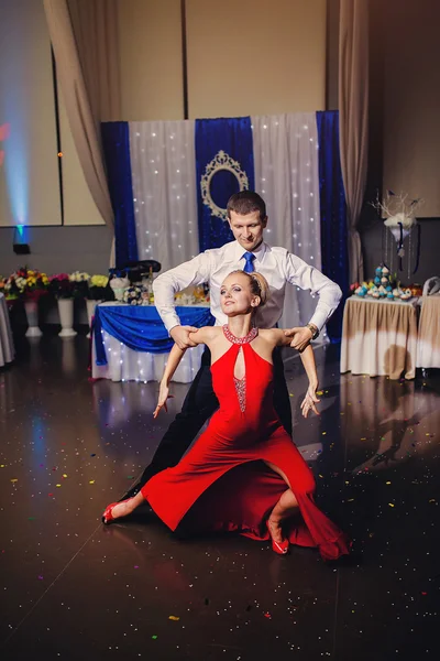 Mężczyzna i Kobieta tańczy tango argentyńskie — Zdjęcie stockowe