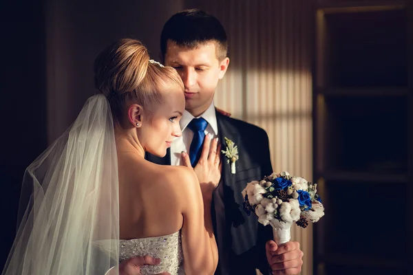 Feliz hermosa pareja de boda europea en el interior — Foto de Stock