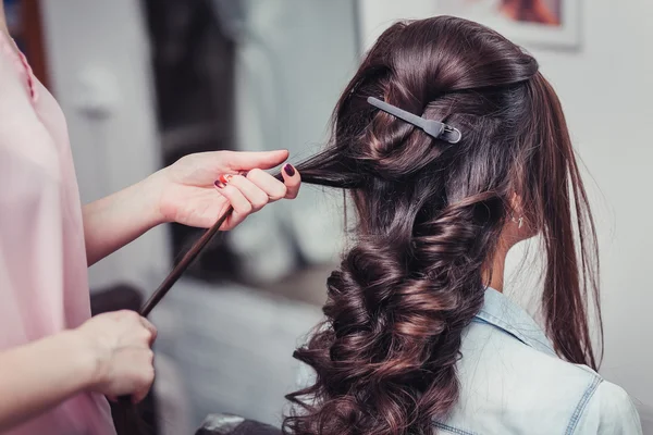 Primo piano parrucchiere coiffeur rende acconciatura — Foto Stock