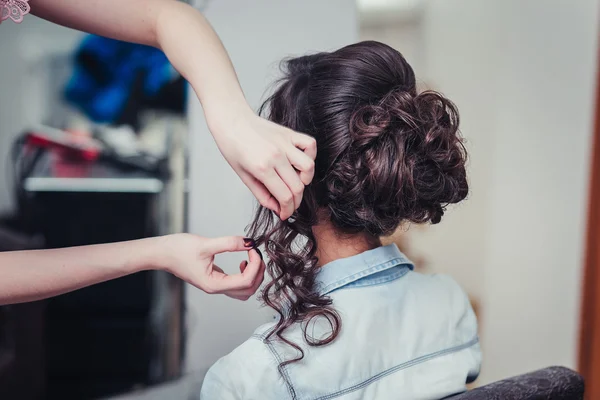 Closeup cabeleireiro coiffeur faz penteado — Fotografia de Stock