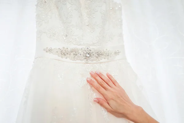 Mão e vestido de noiva closeup — Fotografia de Stock