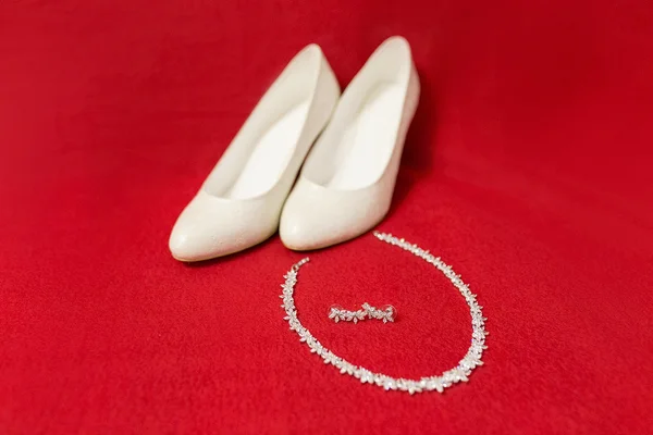 Свадебные туфли и ювелирные изделия на красный — стоковое фото