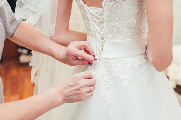 Παράνυμφοι φόρεμα κορδόνια στο πίσω μέρος του μια νύφη. — Φωτογραφία Αρχείου