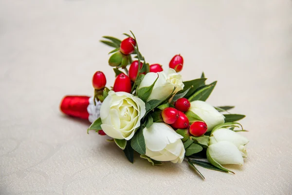 Gyönyörű esküvői boutonniere varios virágok fehér fa háttér — Stock Fotó